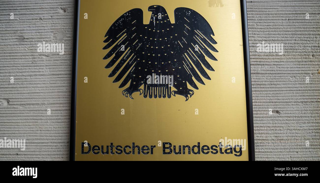 Targa ufficiale del Bundestag tedesco che mostra l'emblema dell'aquila federale, fotografata a Berlino-Mitte. Foto Stock