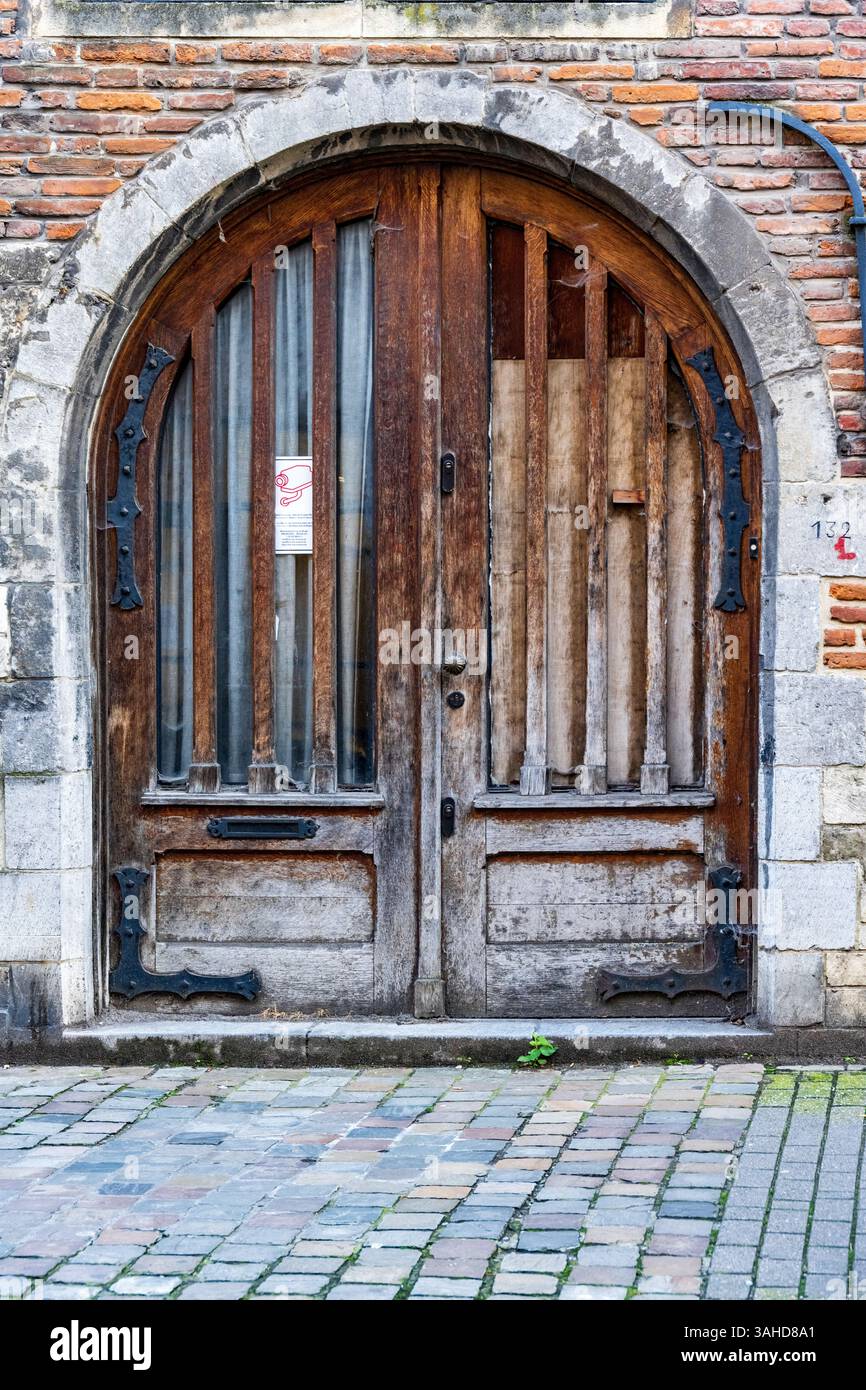 Bruxelles, Belgio. 09-28-2024. Porta d'ingresso dell'edificio dove si pensava che l'artista Pieter Bruegel il Vecchio avesse vissuto a Bruxelles Foto Stock