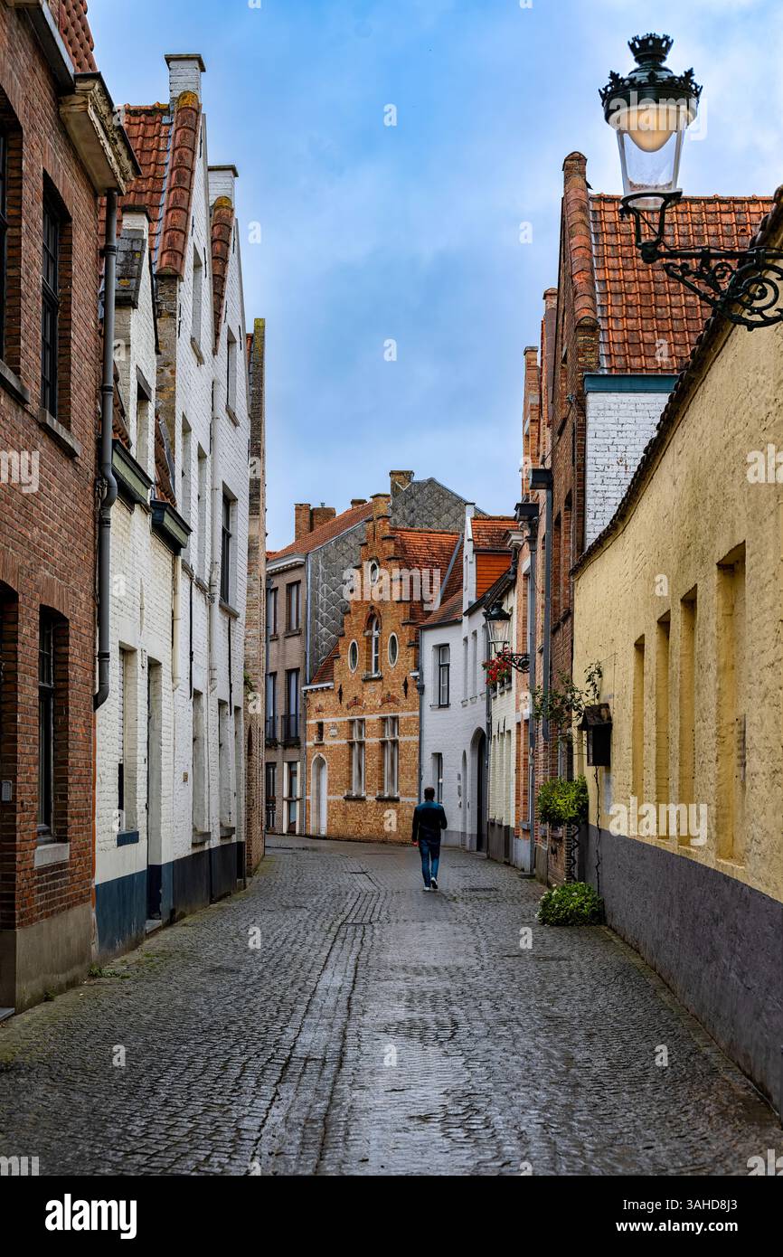 Bruges, Belgio - 09-27-2024: Tipica strada acciottolata con case in mattoni con gradini nella storica città di Bruges, Belgio Foto Stock