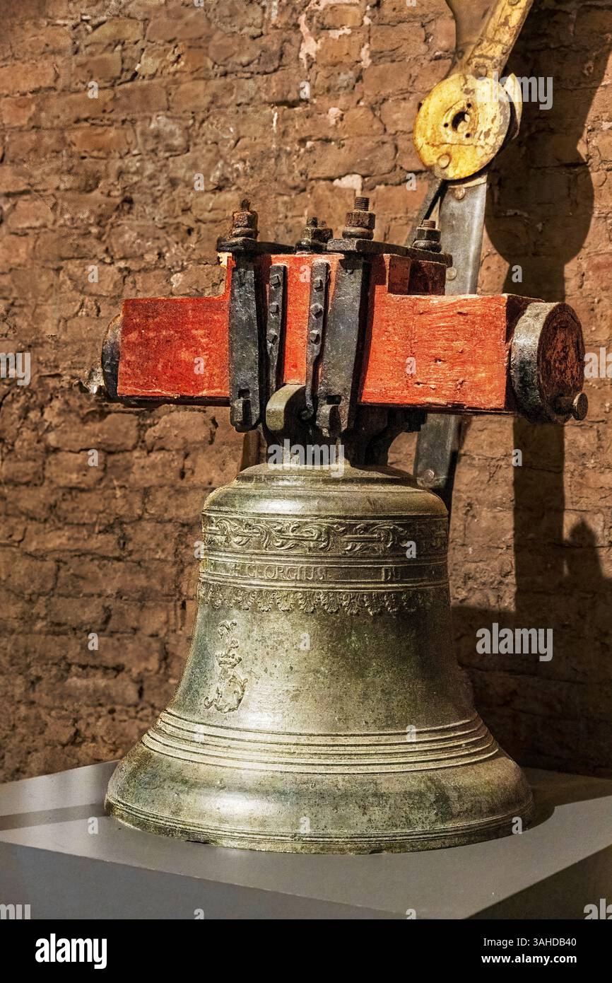 BRUGES, Belgio - 09-27-2024: Campana storica del carillon del Belfry che documenta il patrimonio musicale della torre. Un esempio del tradimento del carillon di Bruges Foto Stock