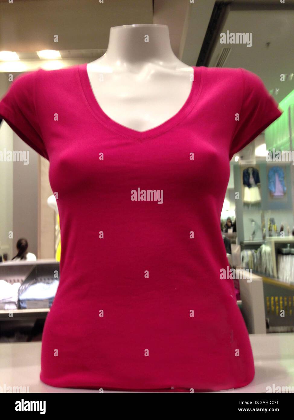 Camicia a manica corta rossa su un manichino Foto Stock