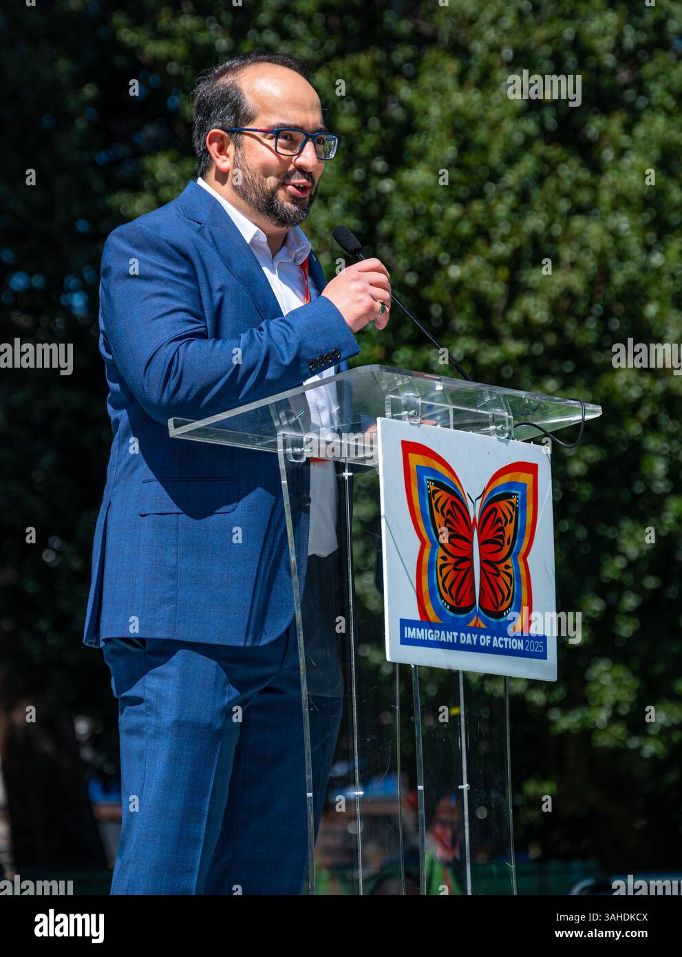 Mashih Fouled, direttore esecutivo del CIPC (California Immigrant Policy Center), parla al 2025 Immigrant Day of Action al Campidoglio. Foto Stock