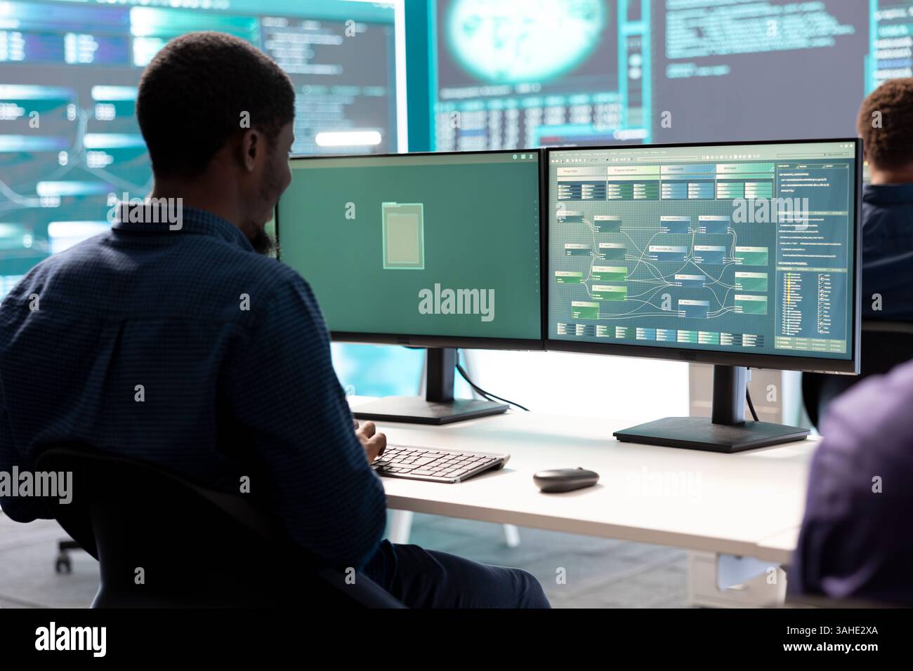 Gruppo di esperti di cyber intelligence in una sala hacking governativa che implementa modi per proteggere i segreti di stato e i database. Sicurezza digitale e prevenzione del cyberterrorismo o della criminalità informatica. Foto Stock