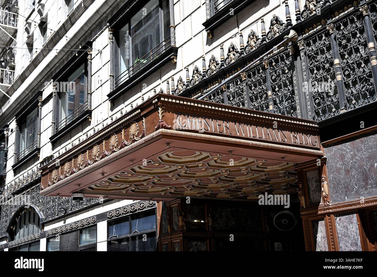 LOS ANGELES, CALIFORNIA - 7 aprile 2025: Il Chester Williams Building è uno storico edificio a dodici piani situato al 452 di S. Broadway e al 215 di W. 5th StRe Foto Stock