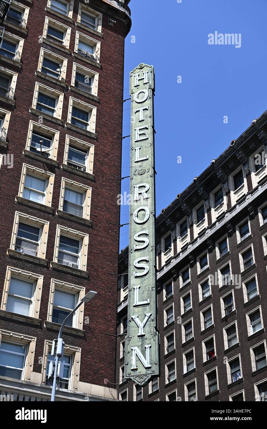 LOS ANGELES, CALIFORNIA - 7 aprile 2025: Cartello dell'hotel Rosslyn sul lato del monumento storico nel centro di Los Angeles. Foto Stock