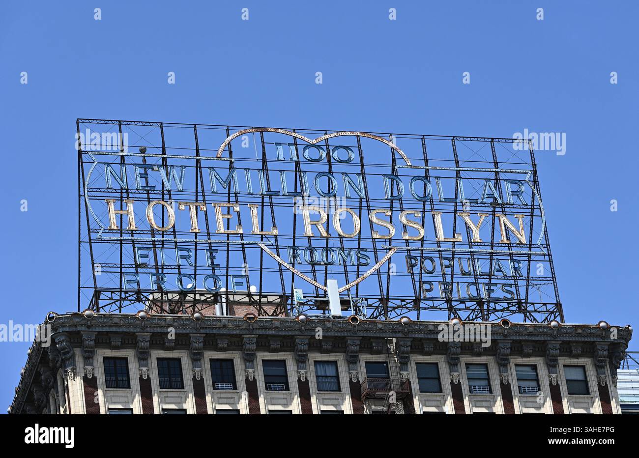 LOS ANGELES, CALIFORNIA - 7 aprile 2025: Il cartello del New Million Dollar Hotel Rosslyn in cima al monumento storico nel centro di Los Angeles. Foto Stock
