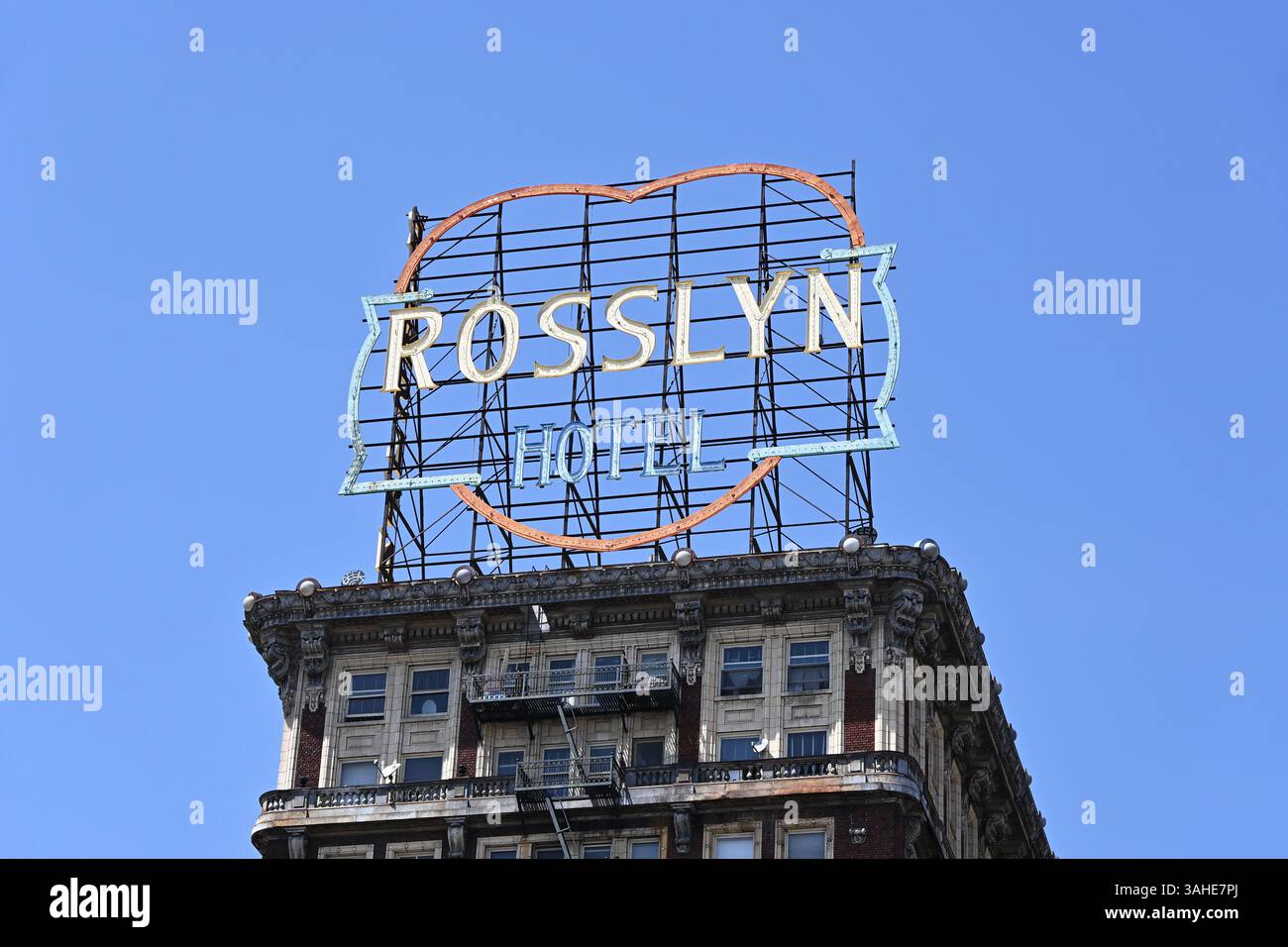 LOS ANGELES, CALIFORNIA - 7 aprile 2025: L'insegna Historic Hotel Rosslyn in cima all'hotel simbolo nel centro di Los Angeles, un tempo era il più grande Foto Stock