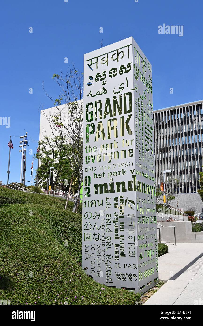 LOS ANGELES, CALIFORNIA - 7 aprile 2025: Cartello Gloria Molina Grand Park all'ingresso di Spring Street di fronte al municipio. Foto Stock