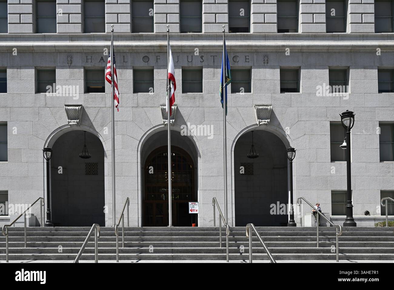LOS ANGELES, CALIFORNIA - 7 aprile 2025: La Hall of Justice è il più antico edificio governativo sopravvissuto nel Los Angeles Civic Center. Foto Stock