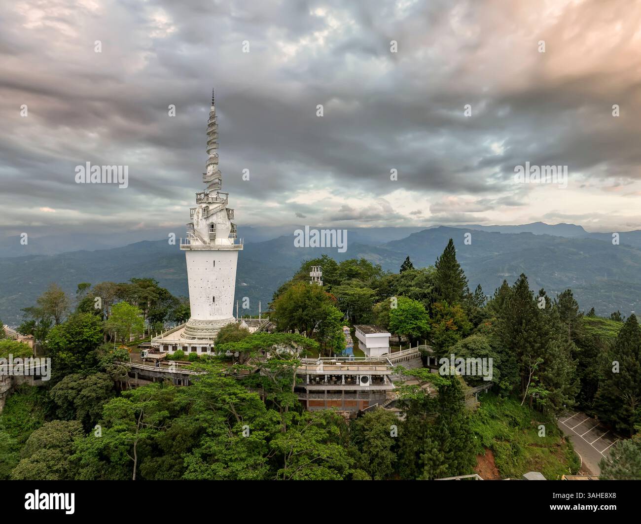 L'Ambuluwawa Tower a Gampola, Sri Lanka, si erge in cima a una lussureggiante montagna, offrendo vedute panoramiche e un design a spirale unico che simboleggia cultura e cultura Foto Stock