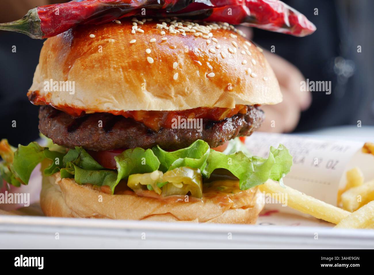 Hamburger succoso con ingredienti freschi e pepe piccante Foto Stock