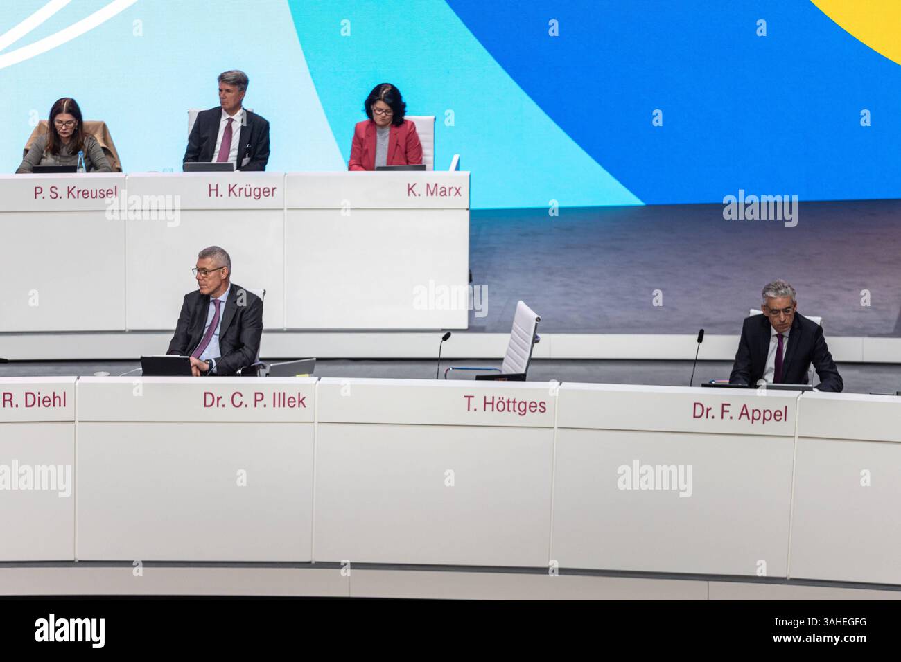 Deutsche Telekom Hauptversammlung a Bonn - 09.04.2025 Leerer Platz zwischen Vorstandsmitglied Finanzen Christian P. ILLEK Telekom und Aufsichtsratvorsitzender Dr. Frank APPEL Telekom - Hauptversammlung 2025 der Deutschen Telekom AG im World Conference Center Bonn WCCB für Aktionäre der T-Aktie. Der Konzern feiert gleichzeitige das 30 Jährige Bestehen. Bonn Gronau Nordrhein-Westfalen Deutschland *** Assemblea generale annuale di Deutsche Telekom a Bonn 09 04 2025 posto vuoto tra Christian P ILLEK Telekom e il presidente del Consiglio di vigilanza Dr. Frank APPEL Deutsche Telekom AG Foto Stock