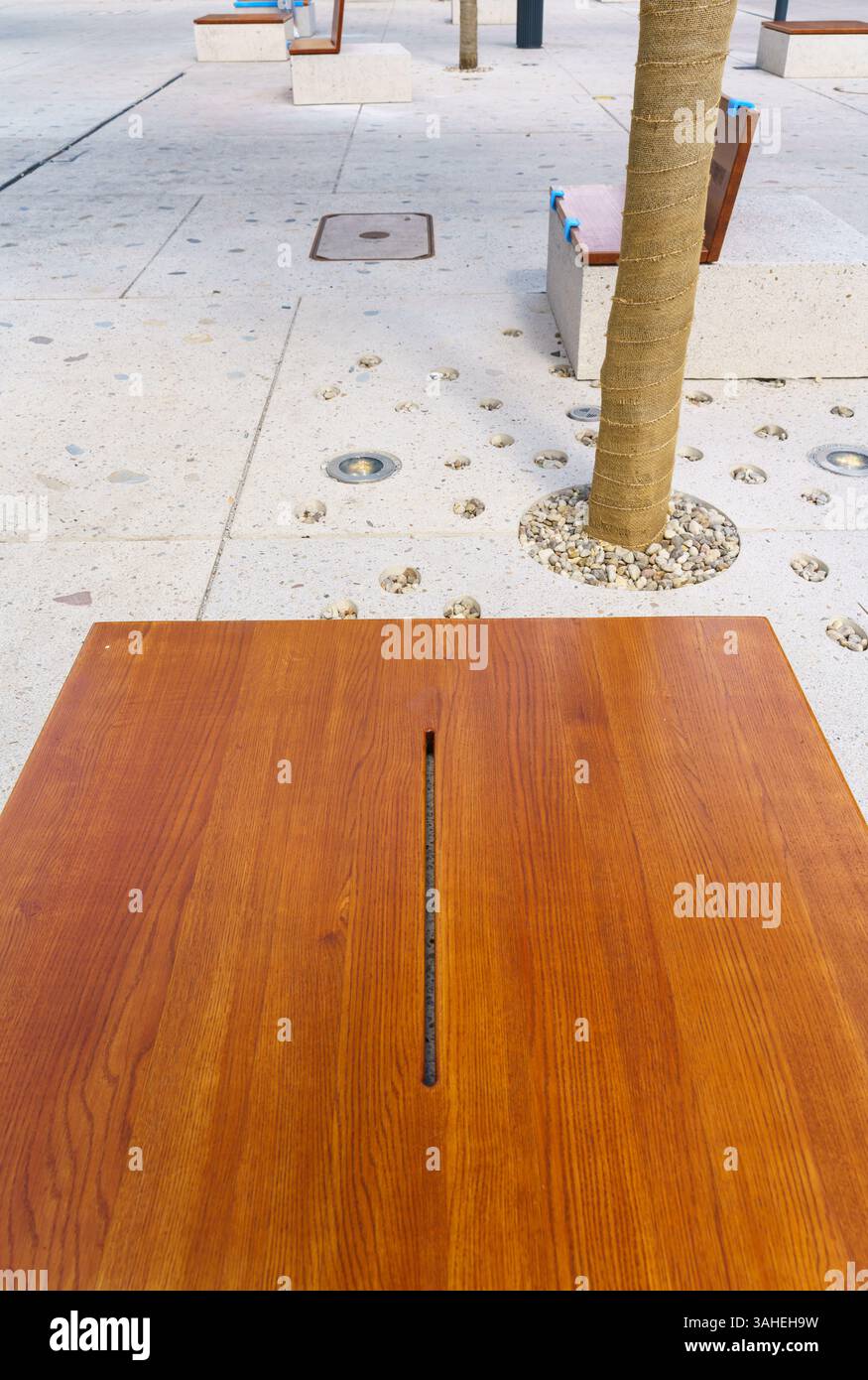 Spazio pubblico arredamento urbano. Design creativo con legno e cemento per lo spazio urbano. Giornata di sole nel centro città. Foto Stock