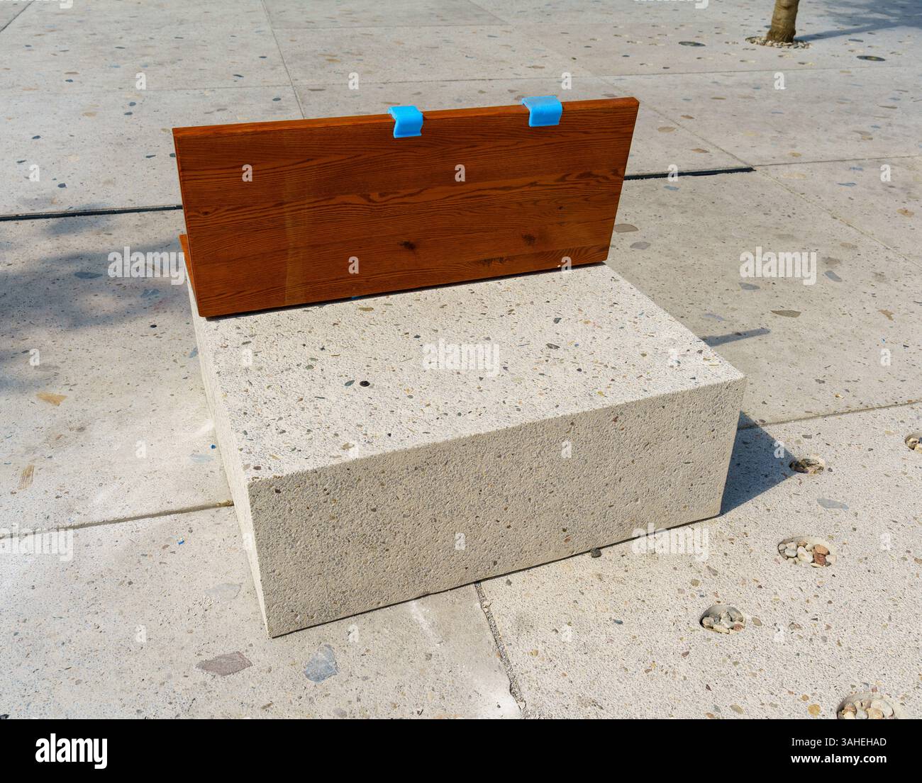 Spazio pubblico arredamento urbano. Design creativo con legno e cemento per lo spazio urbano. Giornata di sole nel centro città. Foto Stock