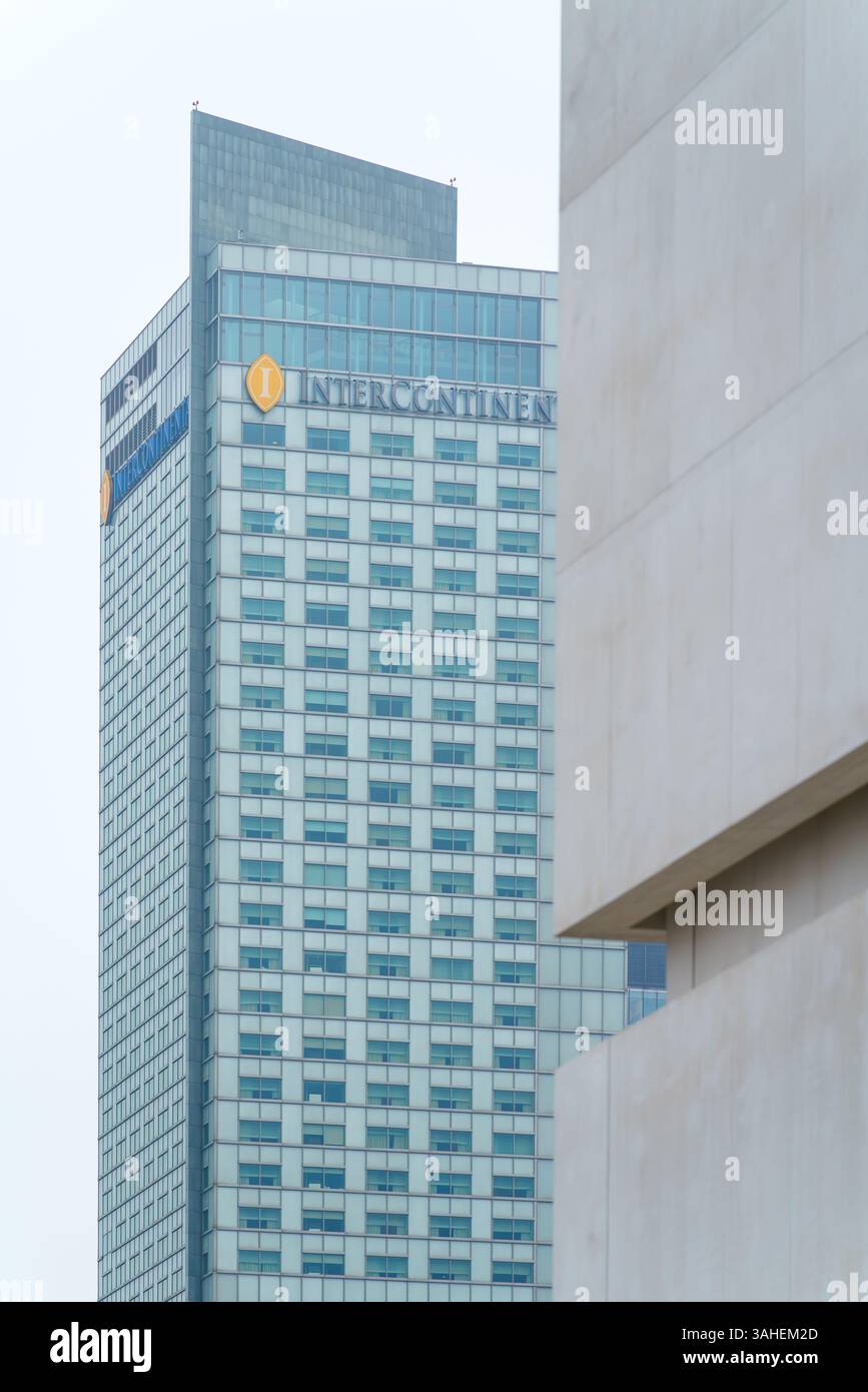 Muzeum Sztuki Nowoczesnej, Varsavia Polonia. Parete laterale bianca in cemento e Intercontinental Hotel sullo sfondo. Dettagli del museo di arte moderna. Foto Stock