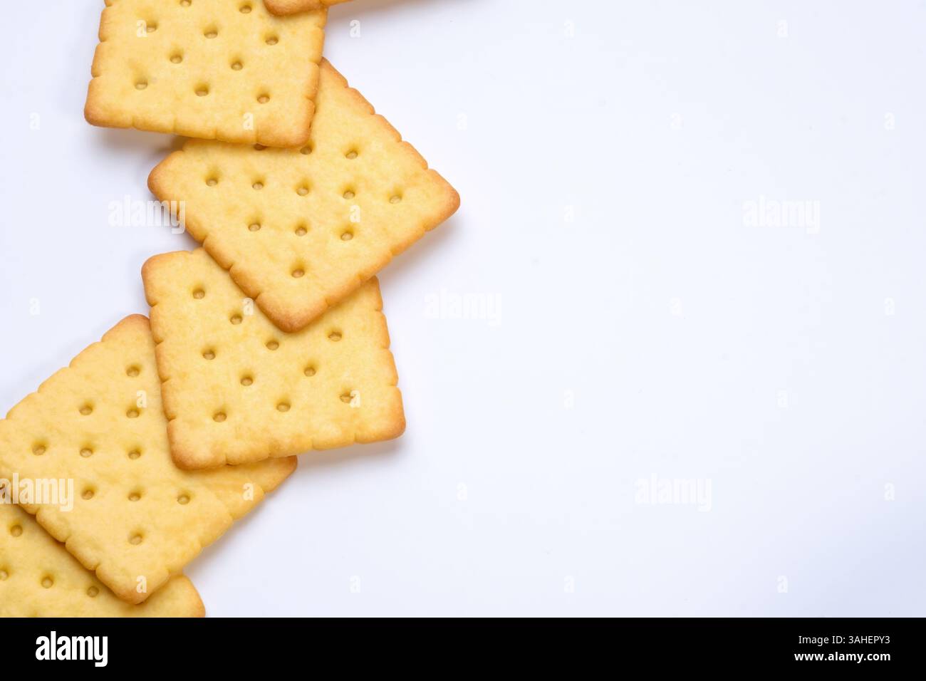 linea di cracker messi su un tavolo bianco con spazio vuoto Foto Stock