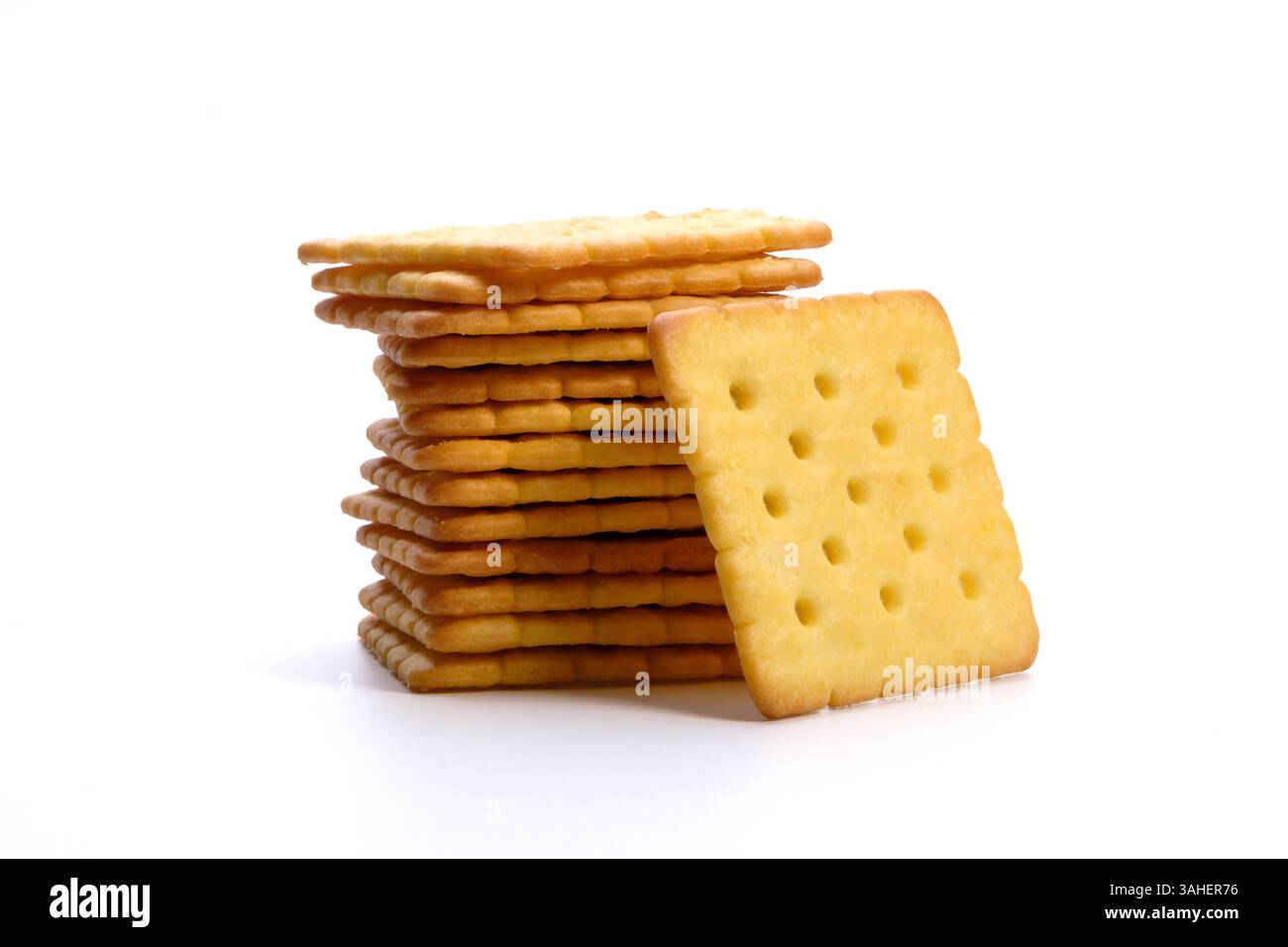 una pila di cracker su sfondo bianco Foto Stock