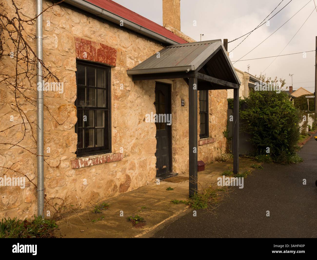 Vista esterna della casa con estesi lavori in pietra e vegetazione a Goolwa, Australia meridionale, Australia. Foto Stock