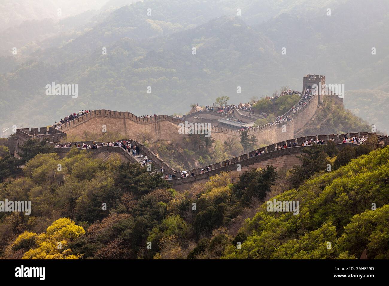La grande Muraglia Cinese si snoda tra le montagne. Foto Stock