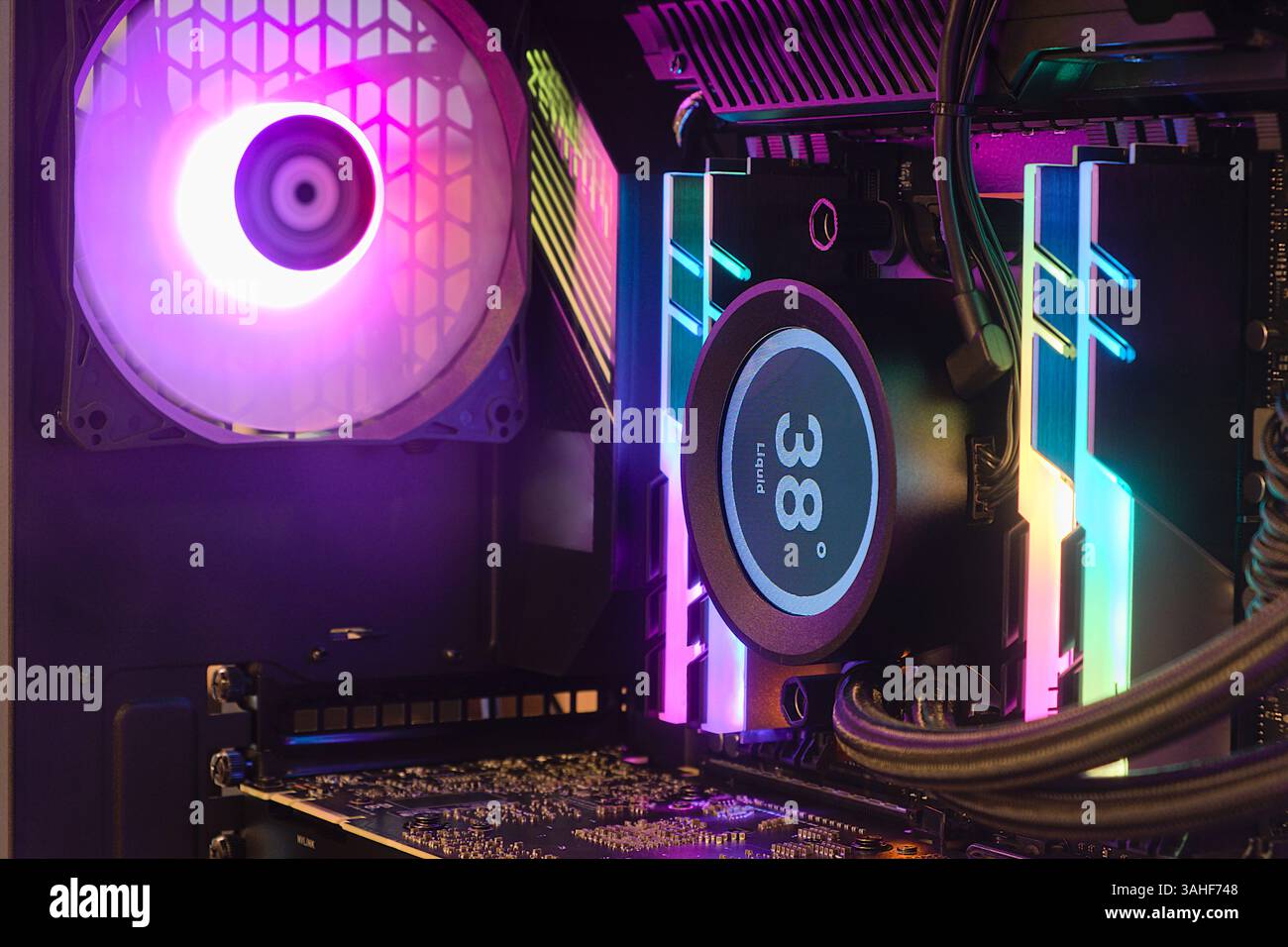 Primo piano e all'interno di sistemi desktop e di raffreddamento ad alte prestazioni su presa CPU con luce RGB LED che mostra lo stato di funzionamento, Foto Stock