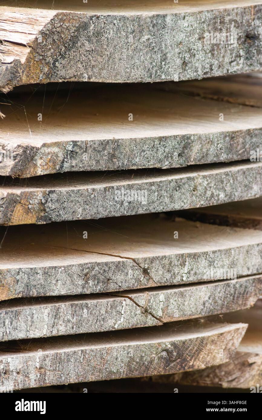 Immagine ravvicinata delle tavole fresate in legno che si asciugano all'aria in una pila Foto Stock