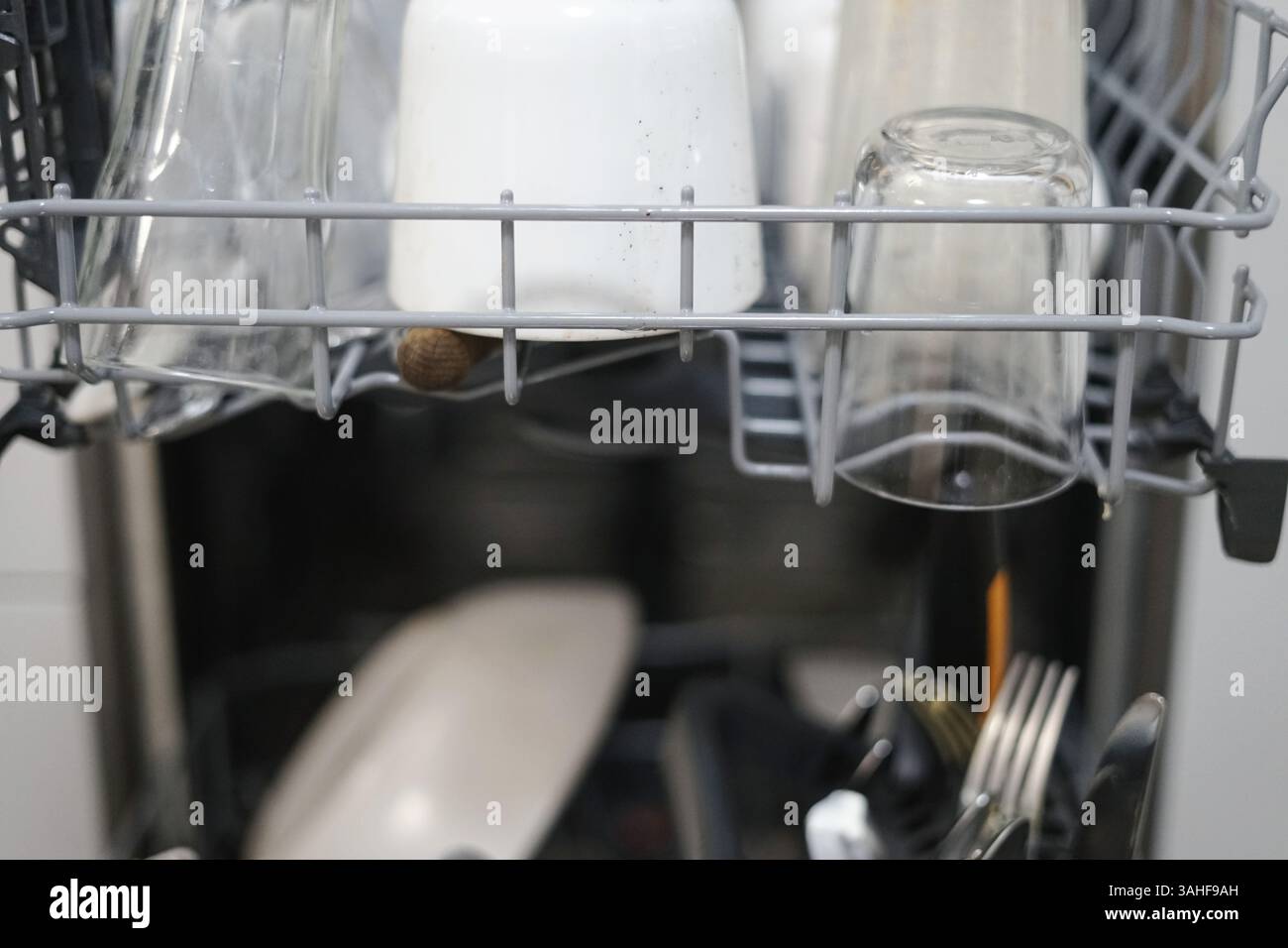 lavastoviglie carica pulizia sporca routine domestica casalinga eco consumo sicuro di acqua completamente carico Foto Stock