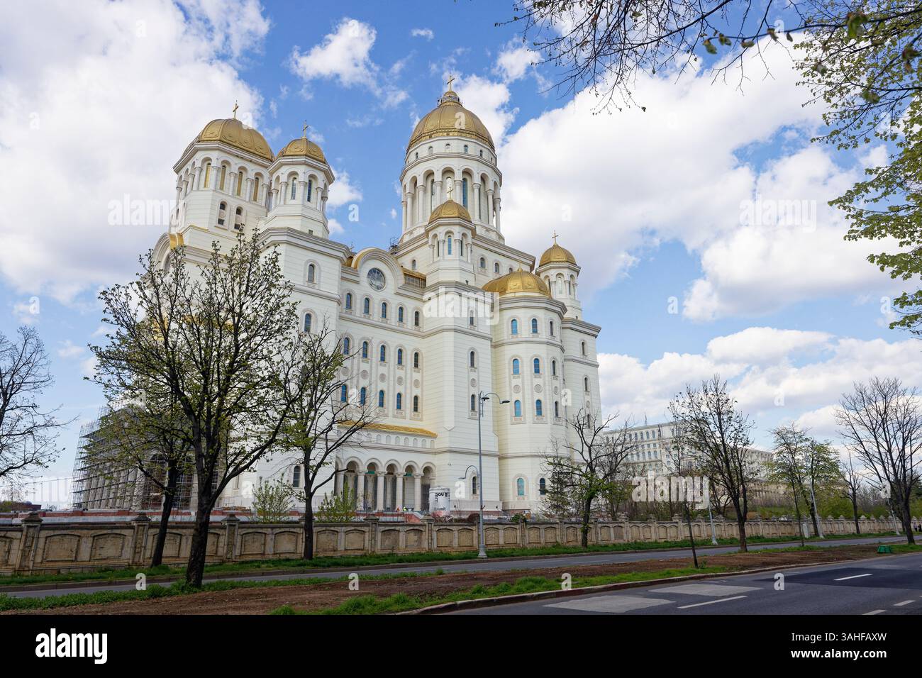 Cattedrale della salvezza del popolo (Catedrala Mântuirii Neamului, Catedrala Națională a României) a Bucarest, Romania, vista da Calea 13 Septembrie Foto Stock