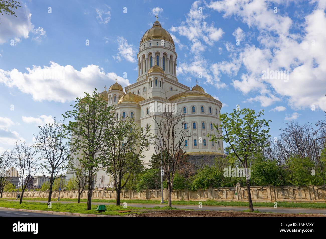 Cattedrale della salvezza del popolo (Catedrala Mântuirii Neamului, Catedrala Națională a României) a Bucarest, Romania, vista da Calea 13 Septembrie Foto Stock