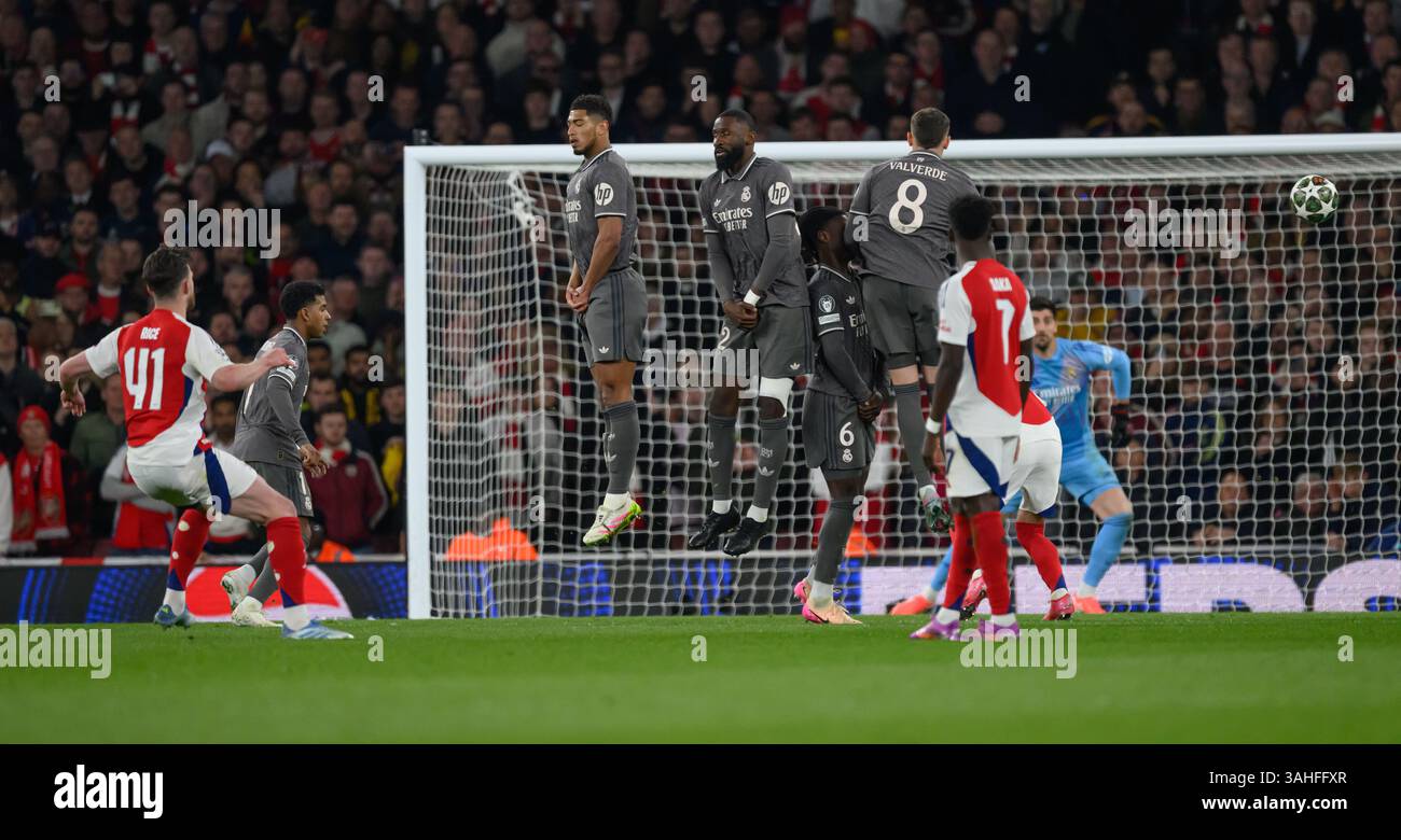Londra, Regno Unito. 8 aprile 2025. Arsenal vs Real Madrid - quarto di finale di Champions League - Emirates Stadium. Declan Rice segna il suo primo di due incredibili calci liberi del 2° tempo per l'Arsenal. Crediti immagine: Mark Pain / Alamy Live News Foto Stock