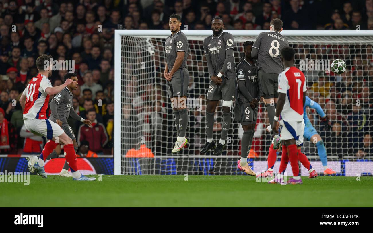 Londra, Regno Unito. 8 aprile 2025. Arsenal vs Real Madrid - quarto di finale di Champions League - Emirates Stadium. Declan Rice segna il suo primo di due incredibili calci liberi del 2° tempo per l'Arsenal. Crediti immagine: Mark Pain / Alamy Live News Foto Stock