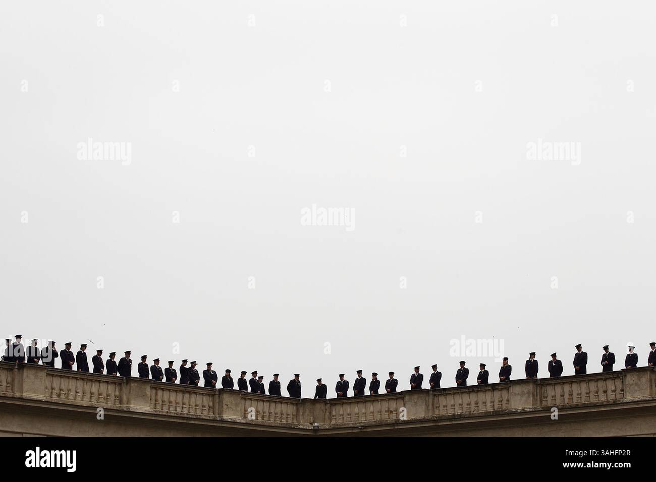 6 maggio 2015 - Stato della città del Vaticano (Santa sede) - la polizia svizzera partecipa alla cerimonia di giuramento della Guardia Svizzera per le nuove 32 guardie svizzere nel cortile di San Damaso in Vaticano. (Immagine di credito: © Evandro Inetti/ZUMA Wire) Foto Stock