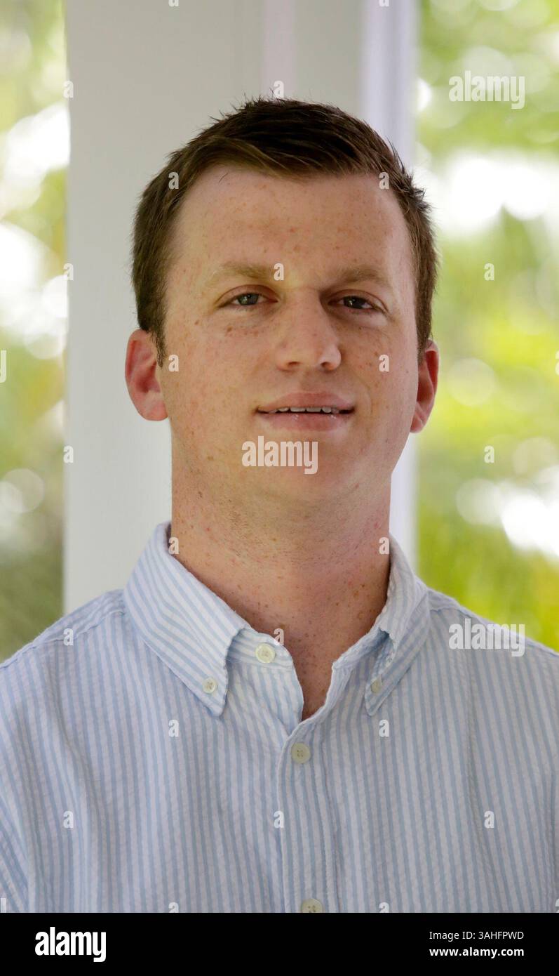 6 maggio 2015 - Tampa, Florida, Stati Uniti - foto di JAMES BORCHUCK | Times ..Connor Fenlon, 25, aveva un carcinoma basale sulla testa e l'ha scoperto dopo la rasatura per una raccolta fondi per il cancro pediatrico. (Immagine di credito: © James Borchuck/Tampa Bay Times/ZUMA Wire) Foto Stock