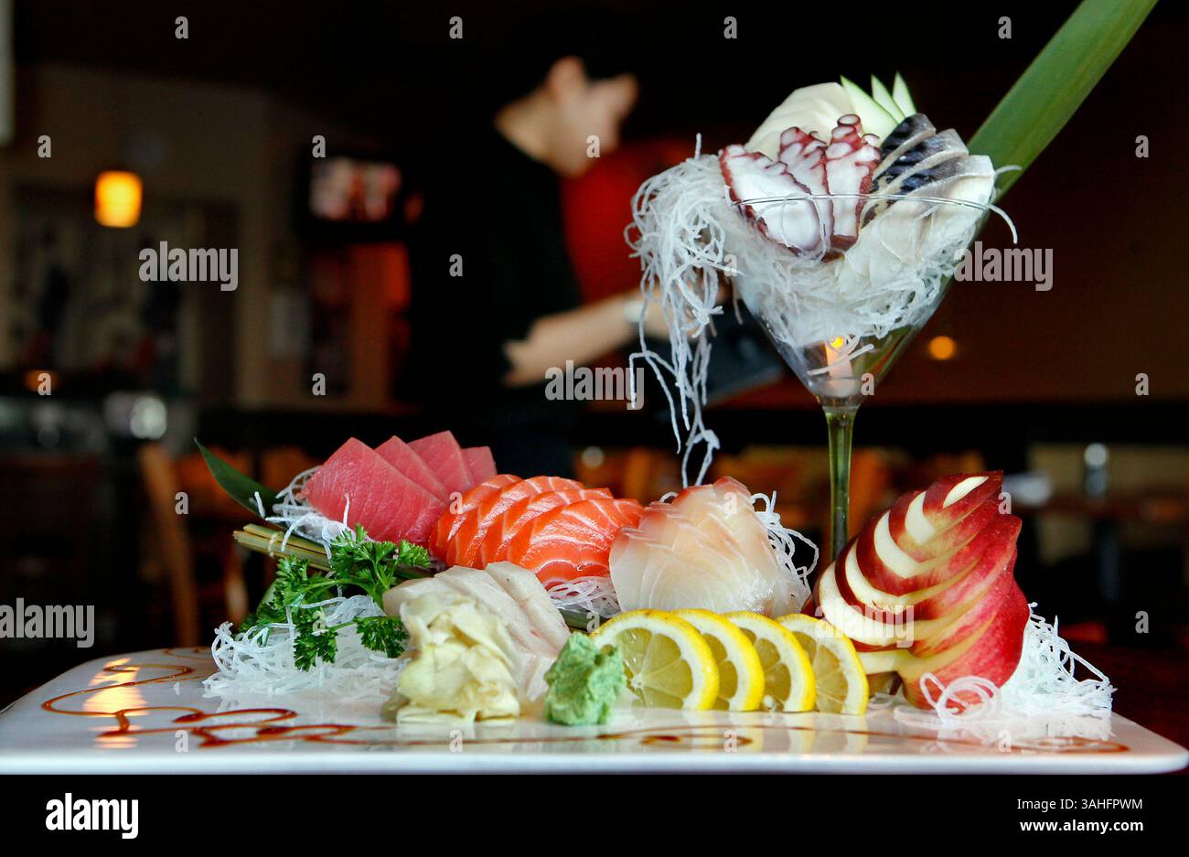6 maggio 2015 - Clearwater, Florida, Stati Uniti - JIM DAMASKE | Times. Il Sashimi Deluxe presenta tonno, salmone, coda gialla, snapper rosso sotto e tonno bianco, polpo e sgombro sopra al Vulcano Japanese Cuisine, Sushi Bar & Hibachi Grill. - E' un ristorante giapponese e sushi, abbastanza senza fronzoli, ma i fondamentali sono molto lì. I prezzi sono ragionevoli e l'esecuzione è esperta, dalle scatole bento alle verdure tempura e agli invitanti sushi roll. (Immagine di credito: © Jim Damaske/Tampa Bay Times/ZUMA Wire) Foto Stock