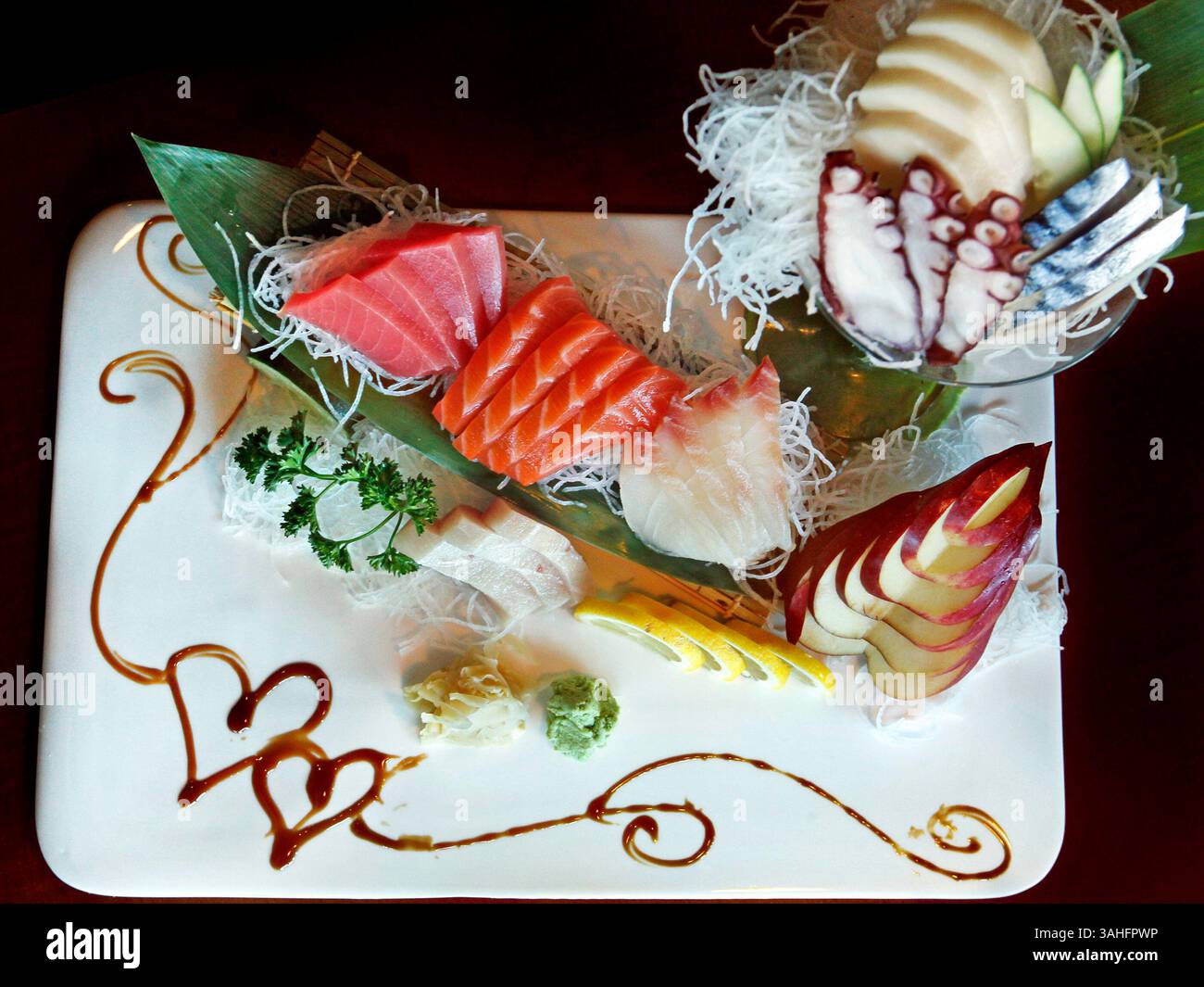 6 maggio 2015 - Clearwater, Florida, Stati Uniti - JIM DAMASKE | Times. Il Sashimi Deluxe presenta tonno, salmone, coda gialla, snapper rosso sotto e tonno bianco, polpo e sgombro sopra al Vulcano Japanese Cuisine, Sushi Bar & Hibachi Grill. - E' un ristorante giapponese e sushi, abbastanza senza fronzoli, ma i fondamentali sono molto lì. I prezzi sono ragionevoli e l'esecuzione è esperta, dalle scatole bento alle verdure tempura e agli invitanti sushi roll. (Immagine di credito: © Jim Damaske/Tampa Bay Times/ZUMA Wire) Foto Stock