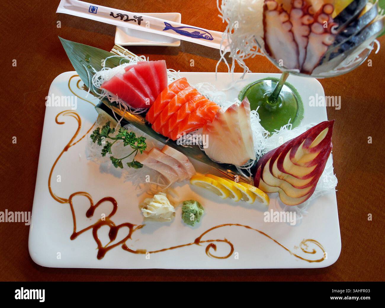 6 maggio 2015 - Clearwater, Florida, Stati Uniti - JIM DAMASKE | Times. Il Sashimi Deluxe presenta tonno, salmone, coda gialla, snapper rosso sotto e tonno bianco, polpo e sgombro sopra al Vulcano Japanese Cuisine, Sushi Bar & Hibachi Grill. - E' un ristorante giapponese e sushi, abbastanza senza fronzoli, ma i fondamentali sono molto lì. I prezzi sono ragionevoli e l'esecuzione è esperta, dalle scatole bento alle verdure tempura e agli invitanti sushi roll. (Immagine di credito: © Jim Damaske/Tampa Bay Times/ZUMA Wire) Foto Stock