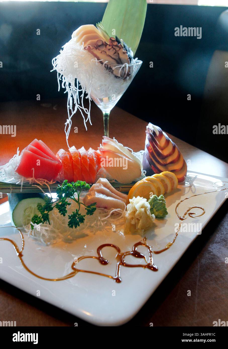 6 maggio 2015 - Clearwater, Florida, Stati Uniti - JIM DAMASKE | Times. Il Sashimi Deluxe presenta tonno, salmone, coda gialla, snapper rosso sotto e tonno bianco, polpo e sgombro sopra al Vulcano Japanese Cuisine, Sushi Bar & Hibachi Grill. - E' un ristorante giapponese e sushi, abbastanza senza fronzoli, ma i fondamentali sono molto lì. I prezzi sono ragionevoli e l'esecuzione è esperta, dalle scatole bento alle verdure tempura e agli invitanti sushi roll. (Immagine di credito: © Jim Damaske/Tampa Bay Times/ZUMA Wire) Foto Stock