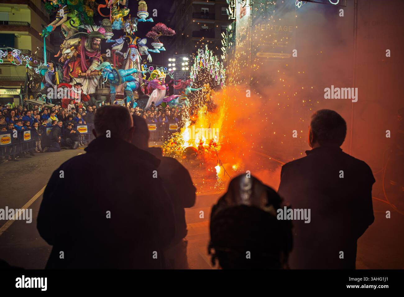 Una figura è incendiata alla fine tradizionale delle Fallas de Valencia quando tutte le figure sono bruciate. Foto Stock