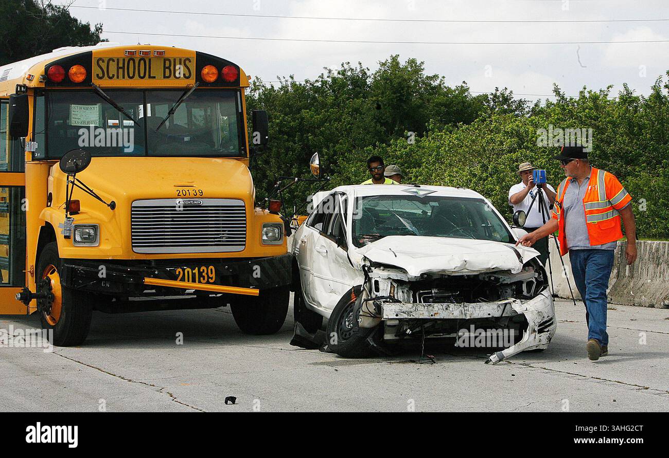 19 maggio 2015 - Pinellas Park, Florida, Stati Uniti - SCOTT KEELER | TIMES. I tecnici degli incidenti esaminano un incidente simulato tra un incrociatore della polizia e uno scuolabus della contea di Pinellas, martedì 19 maggio 2015 allo Showtime Speedway, Pinellas Park. L'Ufficio dello sceriffo della contea di Pinellas, in collaborazione con l'Institute of Police Technology and Management IPTM, ha condotto crash test per raccogliere informazioni per le forze dell'ordine e altri tecnici sugli incidenti. (Immagine di credito: © Scott Keeler/Tampa Bay Times/ZUMA Wire) Foto Stock