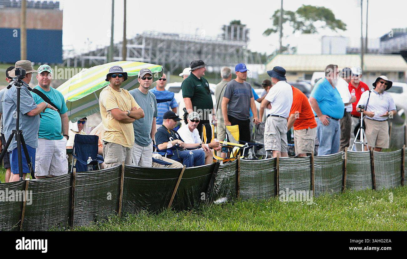 19 maggio 2015 - Pinellas Park, Florida, Stati Uniti - SCOTT KEELER | TIMES. I visitatori si radunano al circuito Showtime Speedway, Pinellas Park, 19/5/15, per vedere diversi incidenti simulati che coinvolgono autobus e berline. L'Ufficio dello sceriffo della contea di Pinellas, in collaborazione con l'Institute of Police Technology and Management IPTM, ha condotto crash test per raccogliere informazioni per le forze dell'ordine e altri tecnici sugli incidenti. (Immagine di credito: © Scott Keeler/Tampa Bay Times/ZUMA Wire) Foto Stock