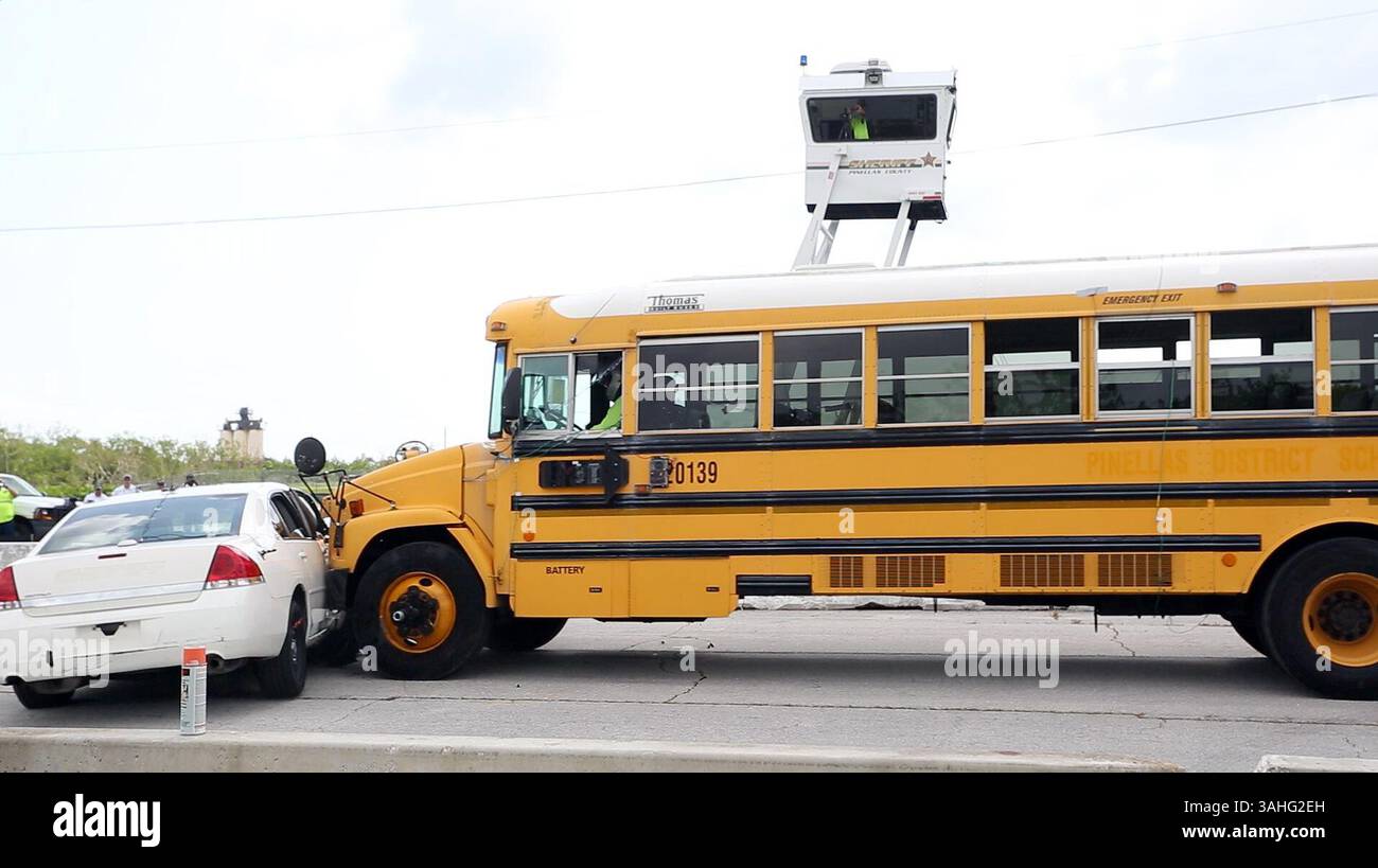 19 maggio 2015 - Florida, Stati Uniti - Uno scuolabus della contea di Pinellas, non più in servizio, si schianta contro un incrociatore della polizia "in pensione" durante una simulazione di incidente allo Showtime Speedway, Pinellas Park, 19/5/15. L'Ufficio dello sceriffo della contea di Pinellas, in collaborazione con l'Institute of Police Technology and Management IPTM, ha condotto crash test per raccogliere informazioni per le forze dell'ordine e altri tecnici sugli incidenti. ..SCOTT KEELER | Times (immagine di credito: © Scott Keeler/Tampa Bay Times/ZUMA Wire) Foto Stock