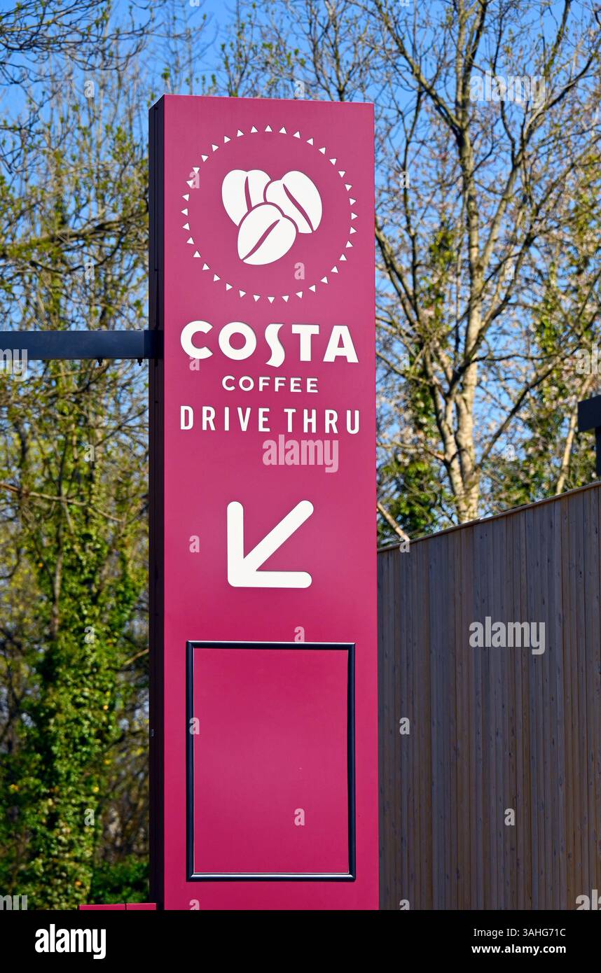 Costa Coffee Drive Thru. Queen Katherines Avenue, Kendal, Cumbria, Inghilterra, Regno Unito, Europa. Foto Stock