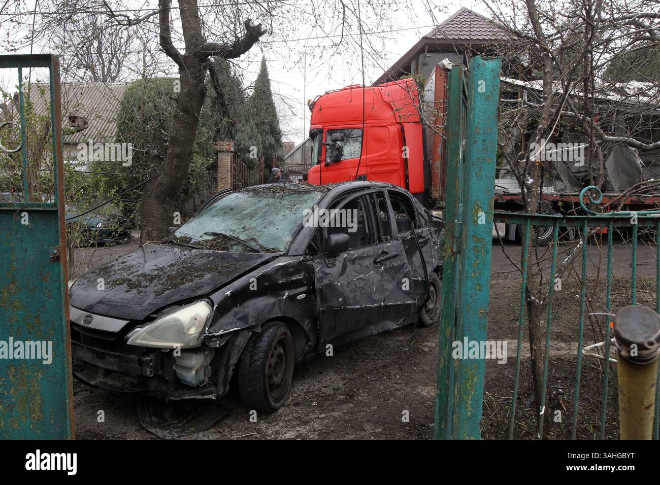 Le auto danneggiate sono viste fuori dalle case private colpite dai bombardamenti russi, Dnipro, Ucraina, il 9 aprile 2025 (foto di Mykola Miakshykov/Ukrinform) Foto Stock