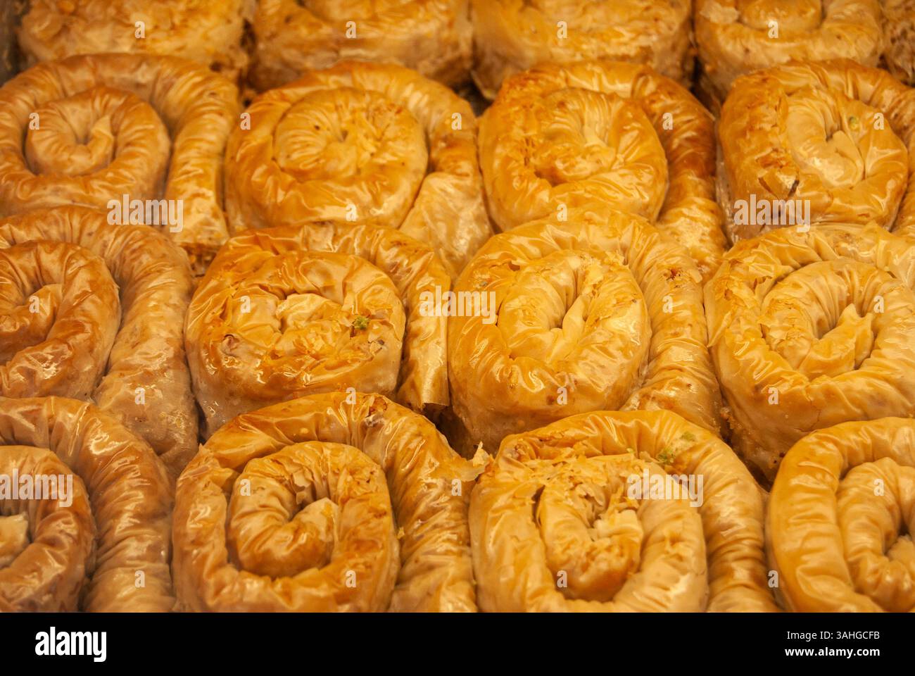 Tradizionali involtini di baklava mediorientale con strati dorati e scaglie. Foto Stock