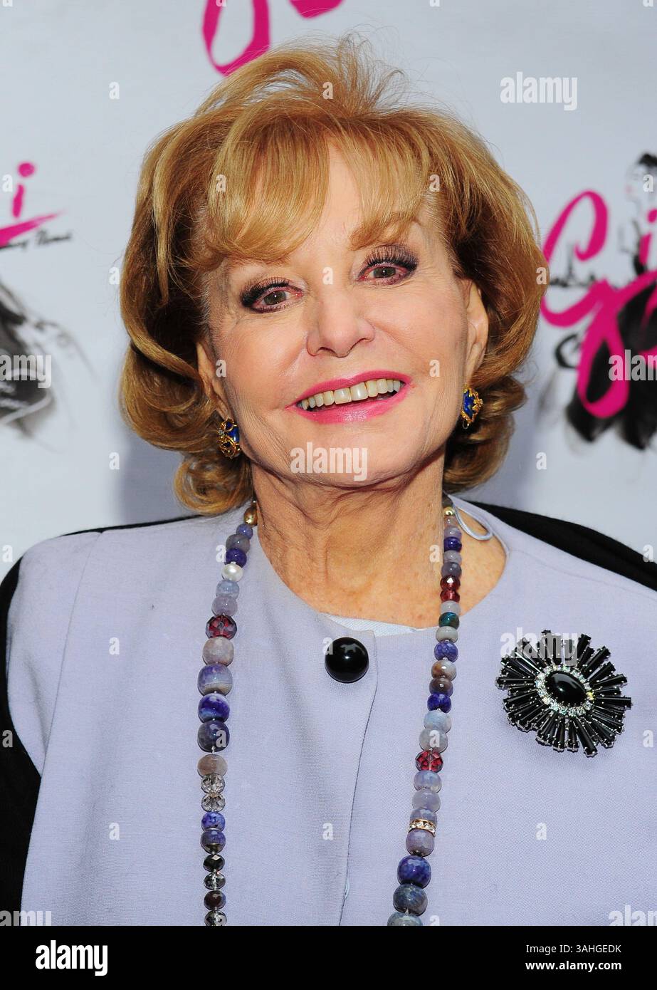 8 aprile 2015 - New York City, NY, Stati Uniti - ACEPIXS.COM....April 8 2015, New York City....Barbara Walters arriva alla serata di apertura di Broadway 'Gigi' al Neil Simon Theatre l'8 aprile 2015 a New York City (immagine di credito: © William Bernard/Ace Pictures/ZUMA Wire) Foto Stock