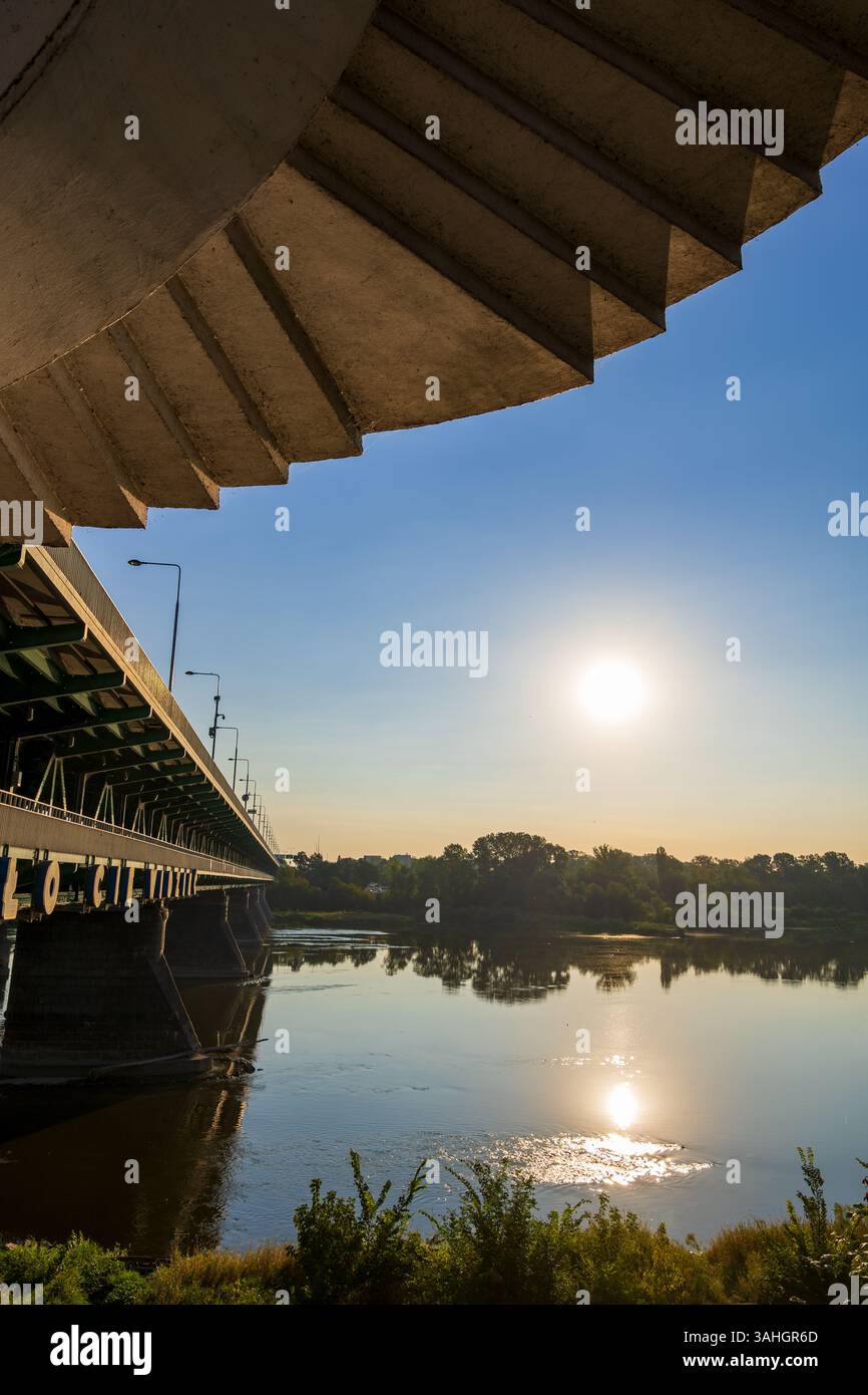 Scintillante sole mattutino sopra il fiume Vistola da sotto le scale del ponte Gdanski nella città di Varsavia, Polonia. Foto Stock