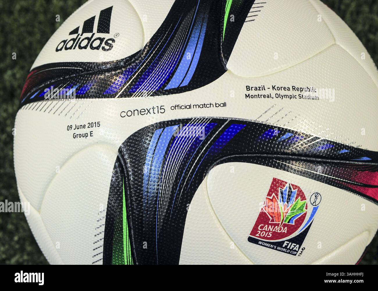 9 giugno 2015 - Ottawa, Ontario, Canada - 09 giugno 2015: Il pallone ufficiale per la partita a gironi della Coppa del mondo femminile FIFA 2015 tra Brasile e Corea allo Stadio Olimpico di Montreal, Canada. (Immagine di credito: © Steve Kingsman/ZUMA Wire/ZUMAPRESS.com) Foto Stock