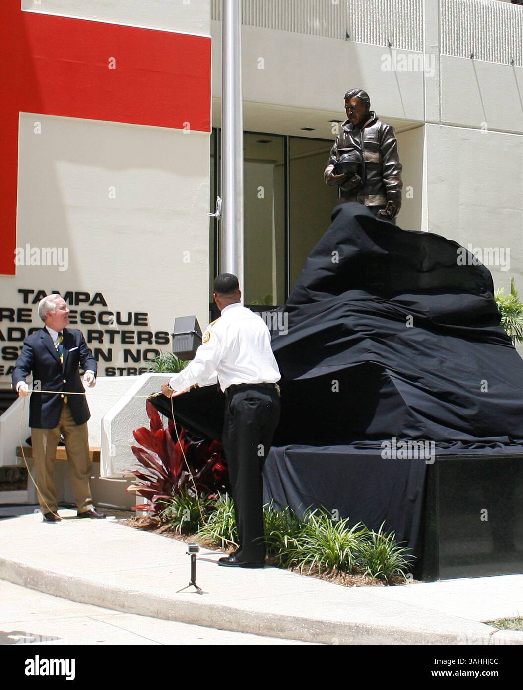 9 aprile 2002 - città, Florida, Stati Uniti - OCTAVIO JONES | Times . Il sindaco Bob Buckhorn, a sinistra, e il capo dei vigili del fuoco di Tampa Tom Forward svelano il nuovo Tampa Fallen FirefighterÃs Memorial che si trova di fronte al quartier generale dei vigili del fuoco di Tampa lunedì 11 maggio 2015. Sedici nomi di vigili del fuoco che sono morti durante il servizio sono incisi sul monumento. (Immagine di credito: © Octavio Jones/Tampa Bay Times/ZUMA Wire) Foto Stock