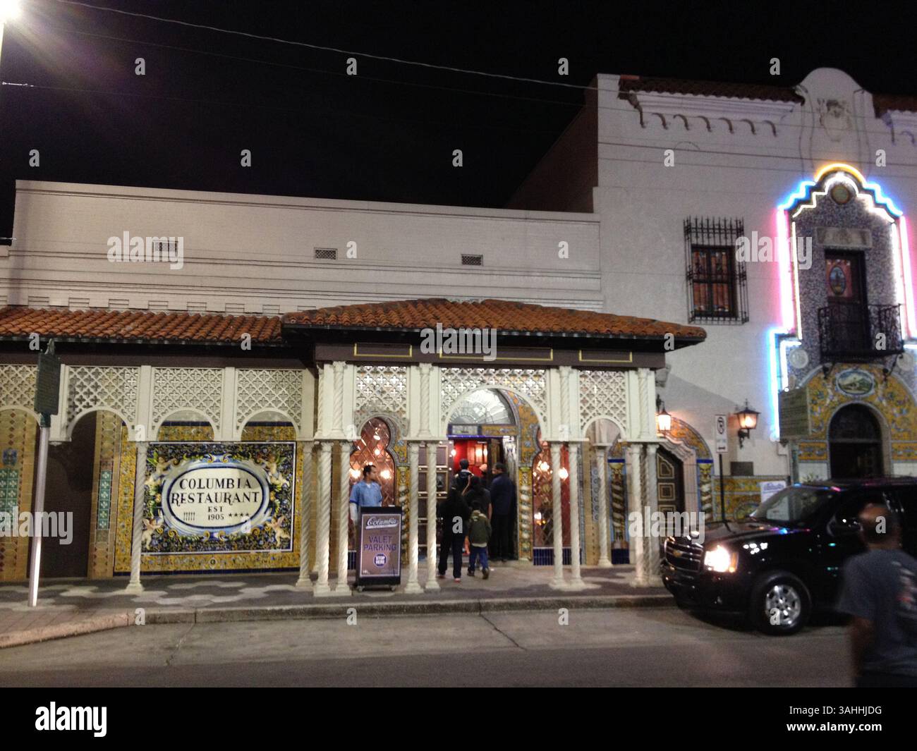 30 marzo 2015 - Tampa, FL, USA - il ristorante Tampa's Columbia ha iniziato come Columbia Cafe, che serviva zuppa di fagioli e caffè cubano, nel 1905. Ora, il ristorante di punta di Tampa occupa un intero isolato della città, ospita 1.700 persone e dispone di 15 sale da pranzo. (Immagine di credito: © Mimi Whitefield/TNS/ZUMA Wire) Foto Stock