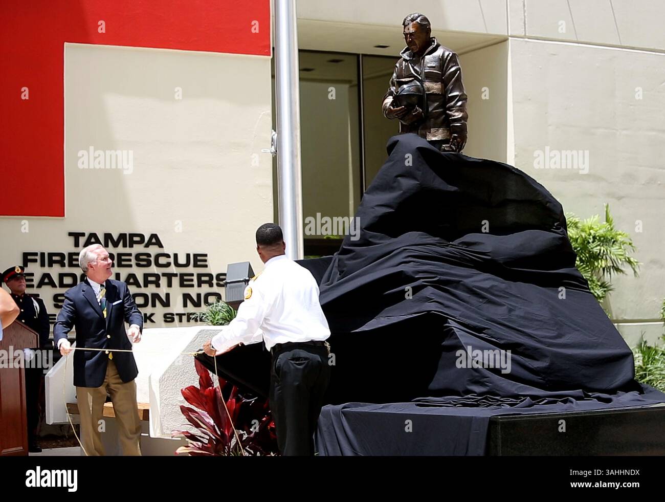 11 maggio 2015 - città, Florida, Stati Uniti - OCTAVIO JONES | Times . Il sindaco Bob Buckhorn, a sinistra, e il capo dei vigili del fuoco di Tampa Tom Forward svelano il nuovo Tampa Fallen FirefighterÃs Memorial che si trova di fronte al quartier generale dei vigili del fuoco di Tampa lunedì 11 maggio 2015. Sedici nomi di vigili del fuoco che sono morti durante il servizio sono incisi sul monumento. (Immagine di credito: © Octavio Jones/Tampa Bay Times/ZUMA Wire) Foto Stock