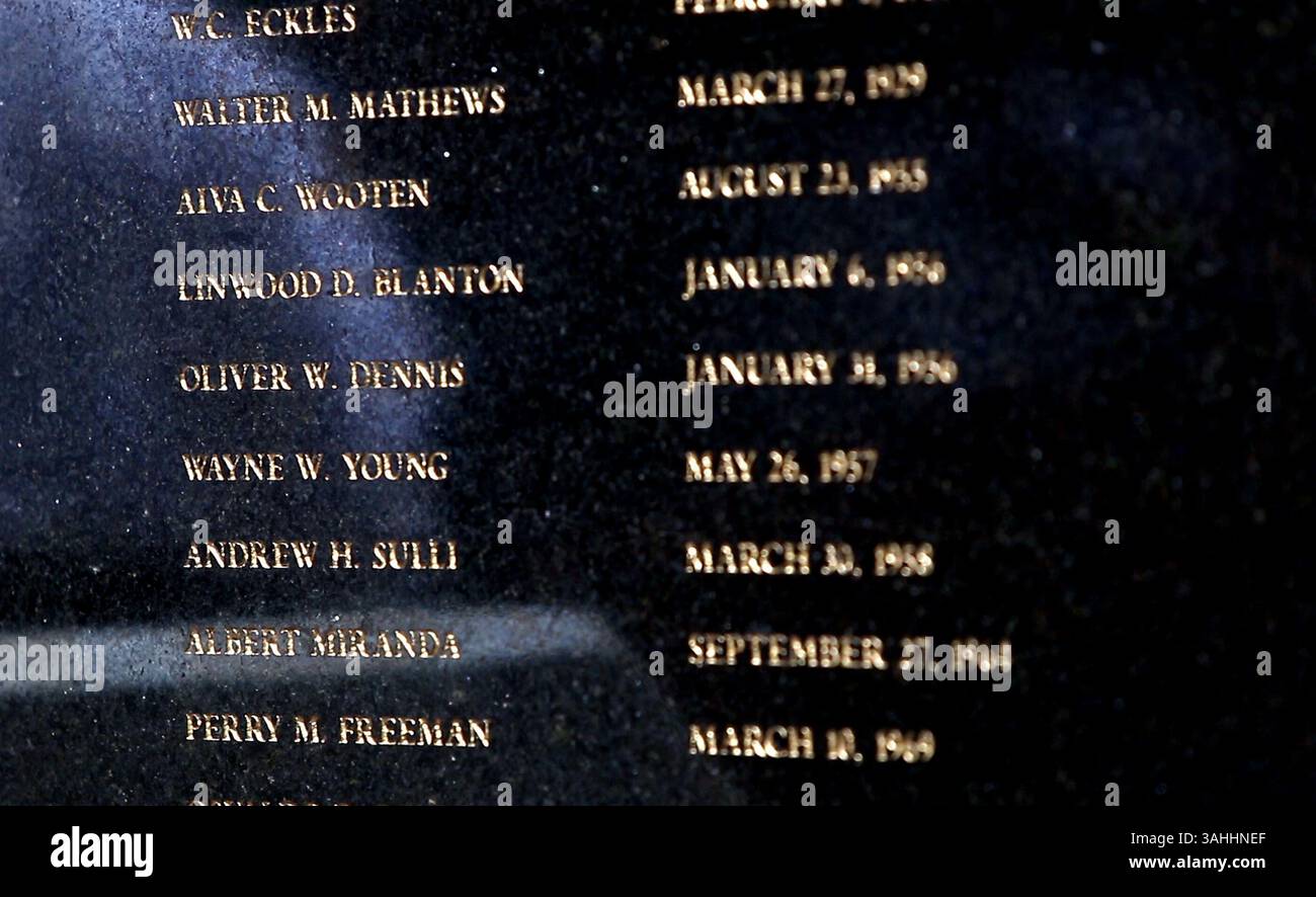 11 maggio 2015 - città, Florida, Stati Uniti - OCTAVIO JONES | Times . Sedici nomi di vigili del fuoco morti in servizio sono incisi sul nuovo Tampa Fallen FirefighterÃs Memorial, che si trova di fronte al quartier generale dei vigili del fuoco di Tampa lunedì 11 maggio 2015. (Immagine di credito: © Octavio Jones/Tampa Bay Times/ZUMA Wire) Foto Stock